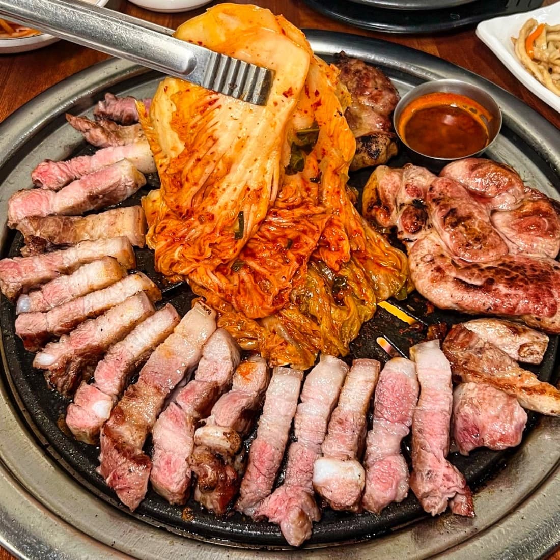 생삼겹살 — 국내산 생삼겹과 해남 묵은지의 꿀조합. 촉촉한 육즙과 쫄깃한 식감을 자랑